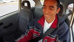 El mexicano que transforma a mano autos viejos en ecológicos