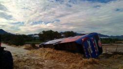 Lambayeque: río arrastra y voltea bus con 30 pasajeros a bordo