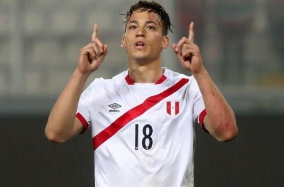 Benavente celebra clasificación de su club con bandera del Perú