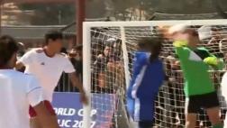 Diego Maradona intentó hacer la Mano de Dios y esto pasó