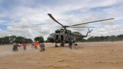 Valientes soldados rescatan a niños aislados tras inundaciones