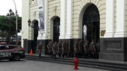 Río Rímac: militares salvan libros de la Casa de la Literatura
