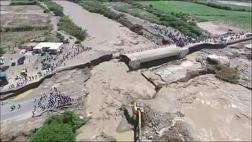Áncash: puente colapsó por lluvias y vehículos quedaron varados