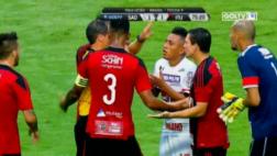 Cueva protagonizó polémica acción y se salvó de recibir roja
