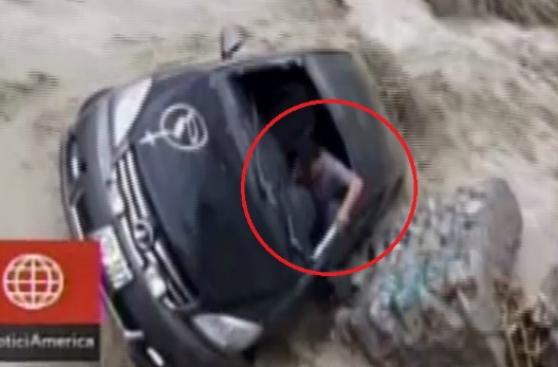 Cañete: hombre se salva de morir al cruzar el río con su auto