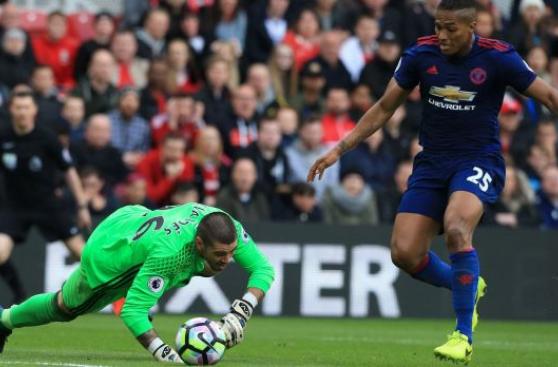Víctor Valdés protagonizó vergonzoso blooper en Premier League