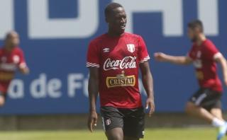 Selección: FPF confirmó lesión y desconvocó a Luis Advíncula