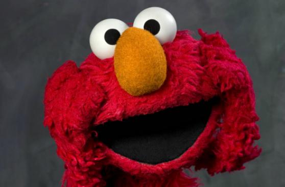 Elmo "despedido" de Plaza Sésamo por recortes de Donald Trump