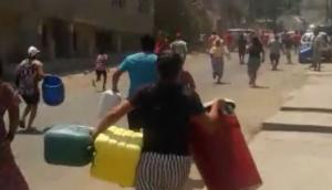 Vecinos de Comas corren detrás de cisterna para conseguir agua