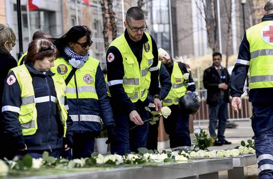 Bruselas recuerda un año de atentados a la sombra de Londres