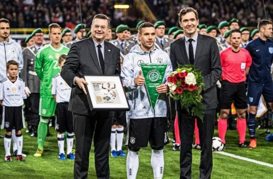 Podolski recibió despedida apoteósica en Signal Iduna Park
