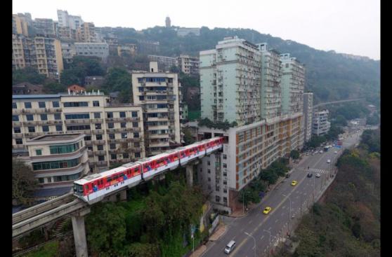 China: Metro pasa por en medio de un edificio