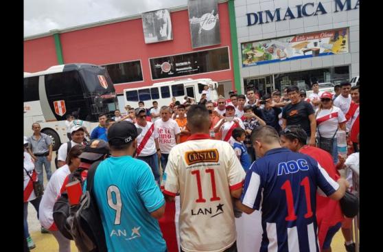 Hinchas peruanos se reunieron fuera del hotel de la selección