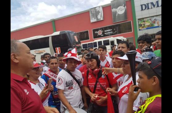 Hinchas peruanos se reunieron fuera del hotel de la selección