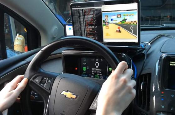 Adaptó su auto para que sea una consola para jugar Mario Kart
