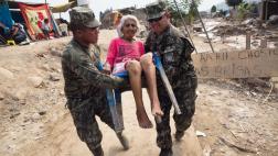 La noble labor de policías y militares en medio de la desgracia