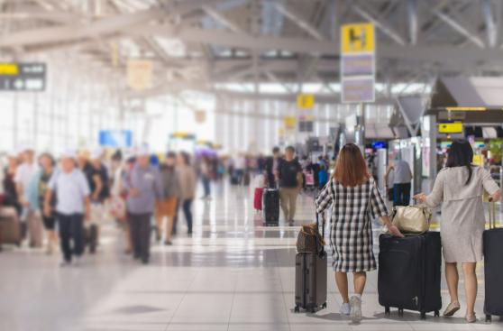 Aerolínea prohíbe embarcar a pasajeras por llevar leggins