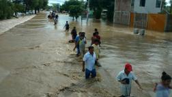 Cientos de vecinos de Catacaos dejan la ciudad por inundación