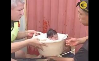 Piura: bebe fue rescatada en una tina de una casa inundada