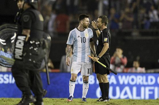 Así fue la discusión entre Messi y Emerson Augusto de Carvalho