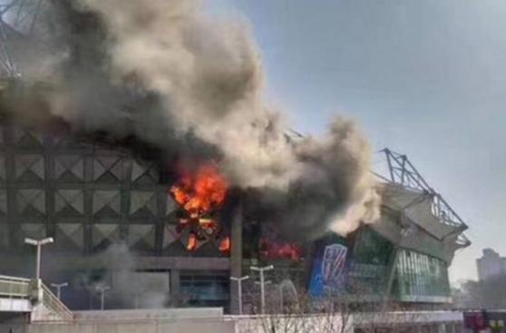 Estadio del Shanghai Shenhua de Carlos Tevez se incendió