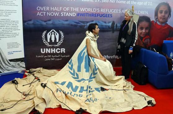Tienda de campaña para refugiados se transforma en un vestido