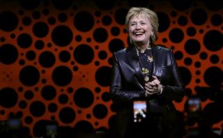 Hillary Clinton reaparece en público y ataca a Donald Trump
