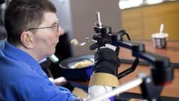 Neuroprótesis hizo posible que recobre uso de su brazo y mano
