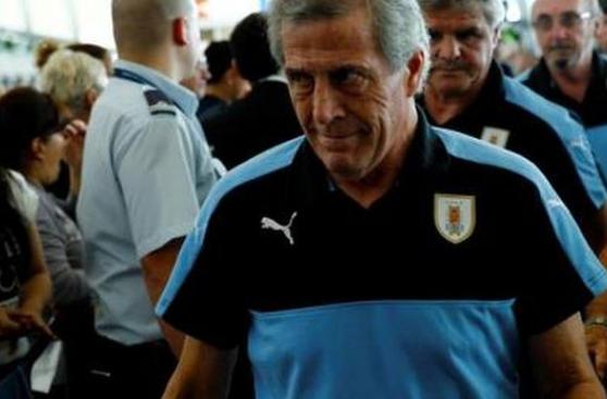 Tabárez se enojó con aficionado uruguayo que criticó su labor