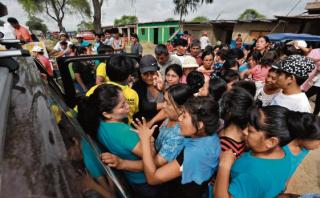 Piura: la policía resguarda entrega de donativos ante desmanes