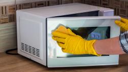 Cómo usar productos caseros para limpiar el microondas