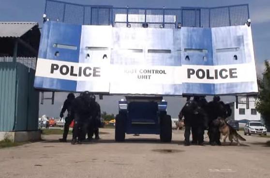 No creerás lo que hace este vehículo rompemanifestaciones