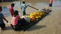 Piura: población afectada por lluvias se traslada en balsas