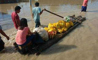 Piura: población afectada por lluvias se traslada en balsas