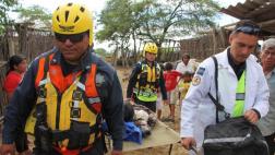 Rescatistas de México evacúan enfermos de zonas inundadas