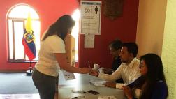 Cientos de ecuatorianos votan en el Perú al sucesor de Correa
