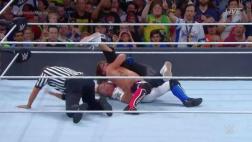 WWE: Shane falló en acción aérea y AJ Styles ganó con derechazo