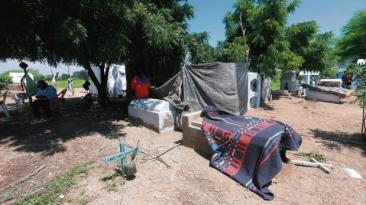 Piura: el testimonio de damnificados que viven en el cementerio
