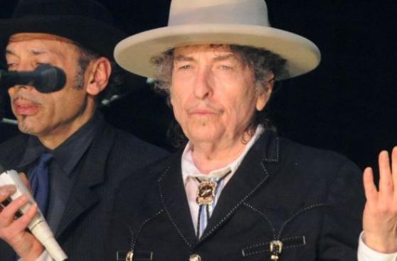 Bob Dylan por fin recibió su premio Nobel de Literatura
