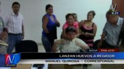 Atacan a regidor con huevos en plena sesión de concejo de Bagua