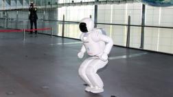 Asimo recibió a reyes en visita para cooperación científica