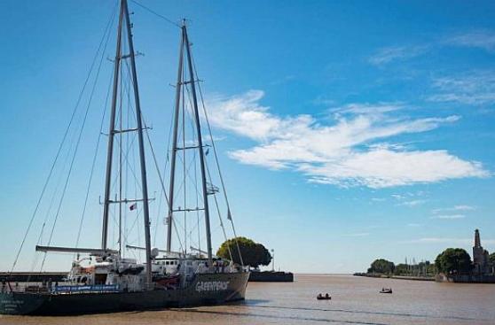 El barco súper ecológico Rainbow Warrior llegó a Buenos Aires