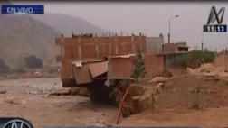 Chosica: al menos 3 casas a punto de caer por crecida de río