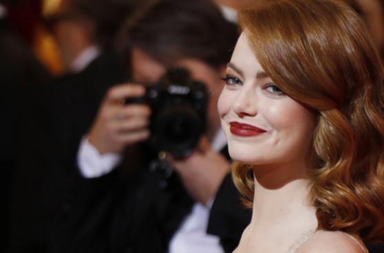 Emma Stone responde a fan que le pidió ser su pareja en fiesta