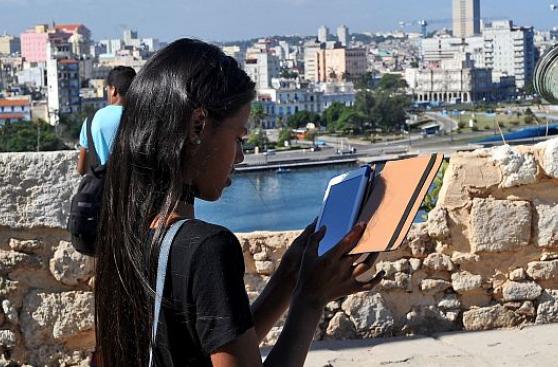 Cuba ofrece WiFi gratis en céntrica plaza de La Habana