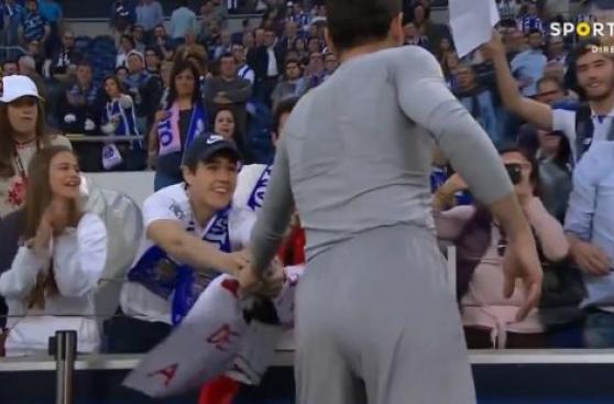 La emoción de un hincha que recibió regalo de Iker Casillas