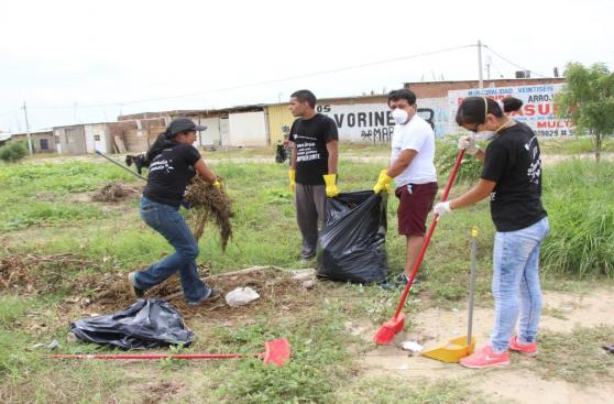 Vecinos y autoridades limpian las calles de la ciudad de Piura 