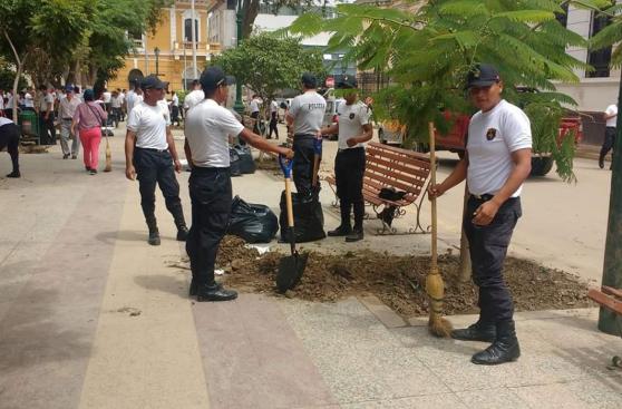 Vecinos y autoridades limpian las calles de la ciudad de Piura 