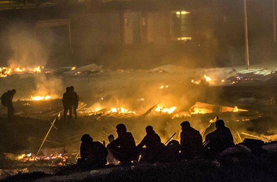Francia: Evacúan campo de refugiados tras voraz incendio