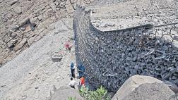 Barreras en Chosica frenaron 2 mil volquetes de rocas y lodo